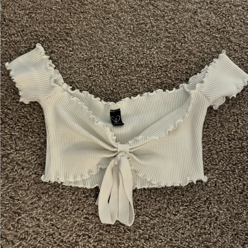 White crop top with lettuce trim